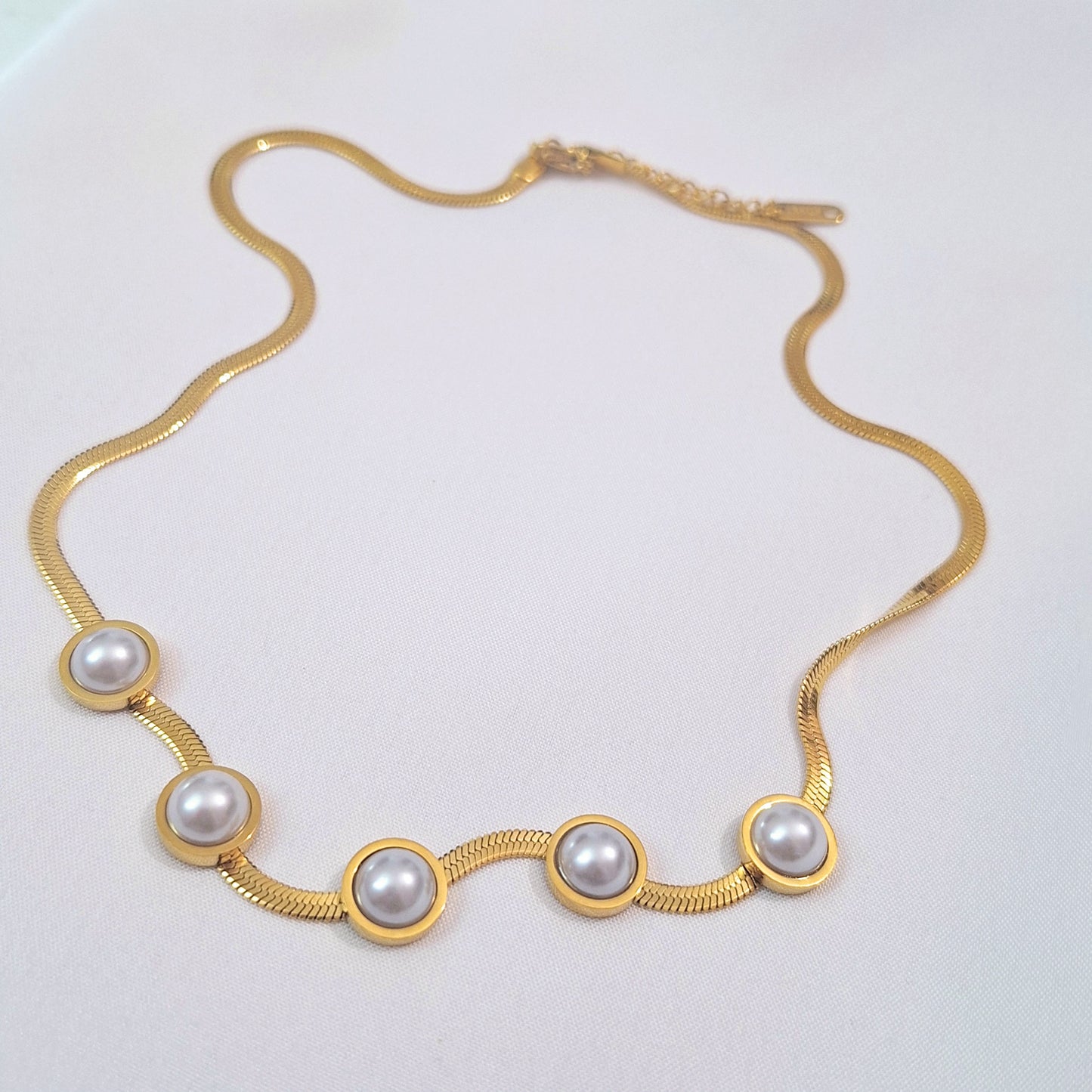 Snake pearl collar